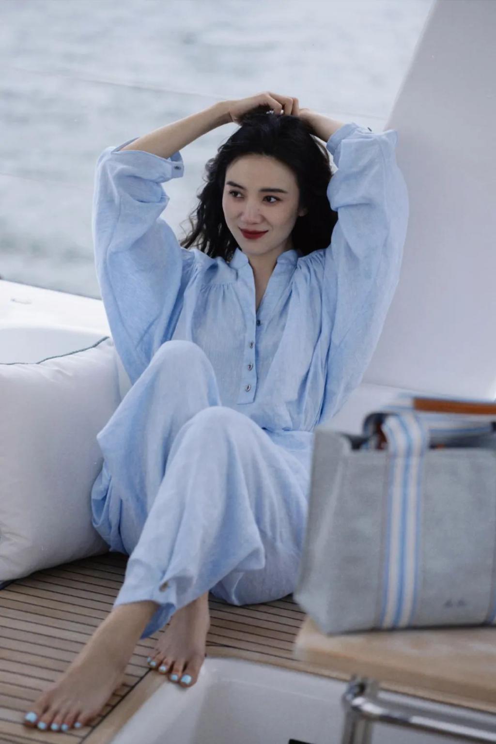 高定穿不完，封面上个遍……时尚圈为啥这么喜欢这位傻大姐？