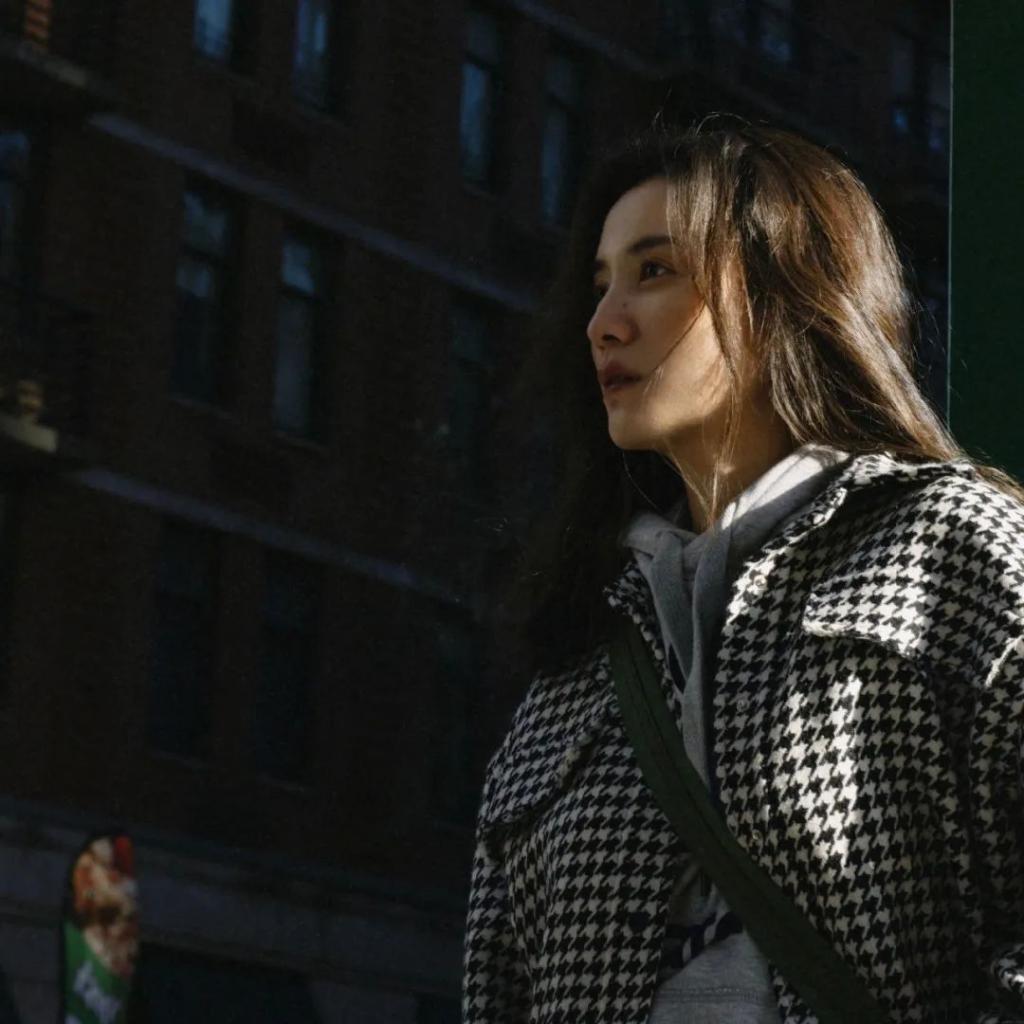 高定穿不完，封面上个遍……时尚圈为啥这么喜欢这位傻大姐？