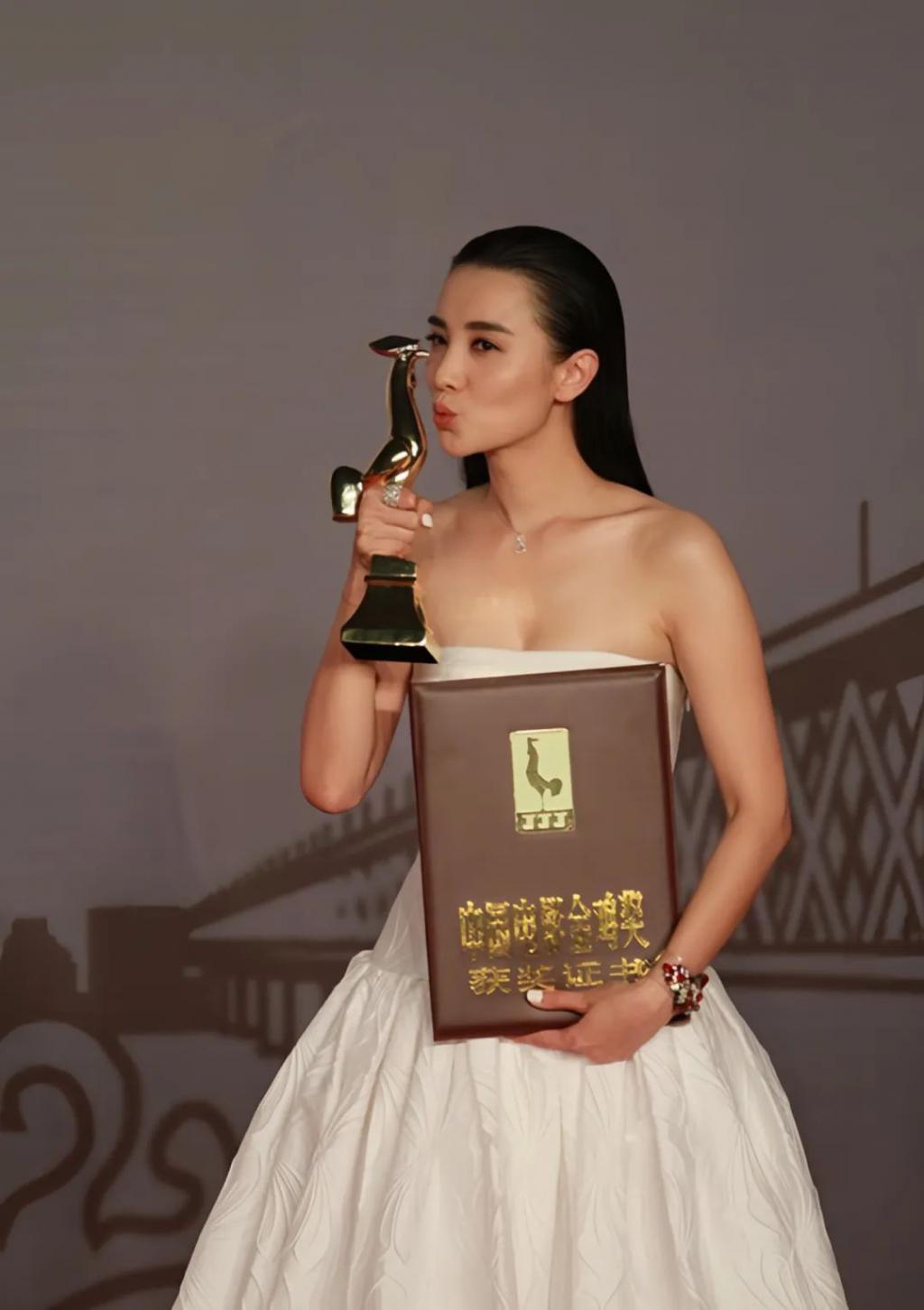 高定穿不完，封面上个遍……时尚圈为啥这么喜欢这位傻大姐？