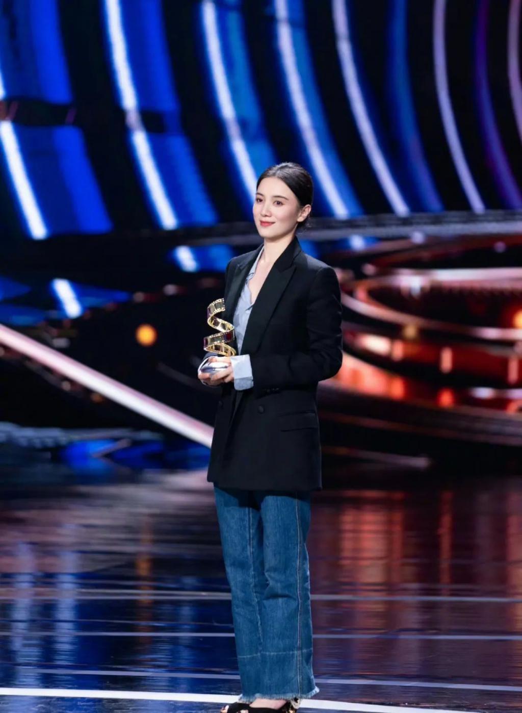 高定穿不完，封面上个遍……时尚圈为啥这么喜欢这位傻大姐？