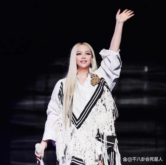 张惠妹在北京演唱会上哭着说很荣幸，网友质疑：洗白了？