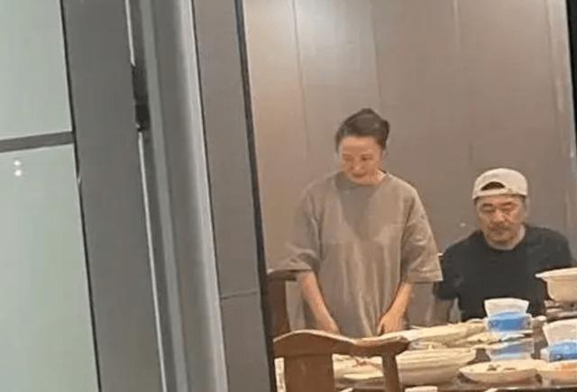 陈建斌夫妇聚餐被偶遇，蒋勤勤素颜朴素，遇粉丝亲切合影