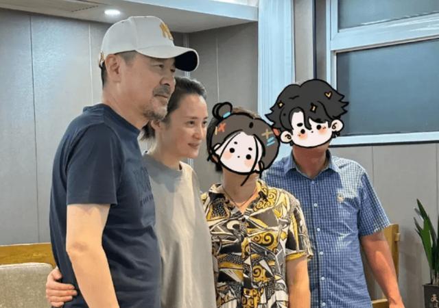 陈建斌夫妇聚餐被偶遇，蒋勤勤素颜朴素，遇粉丝亲切合影