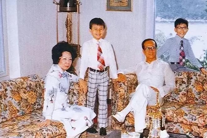 李嘉诚老去，豪门巨变