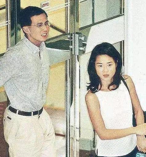 李嘉诚老去，豪门巨变