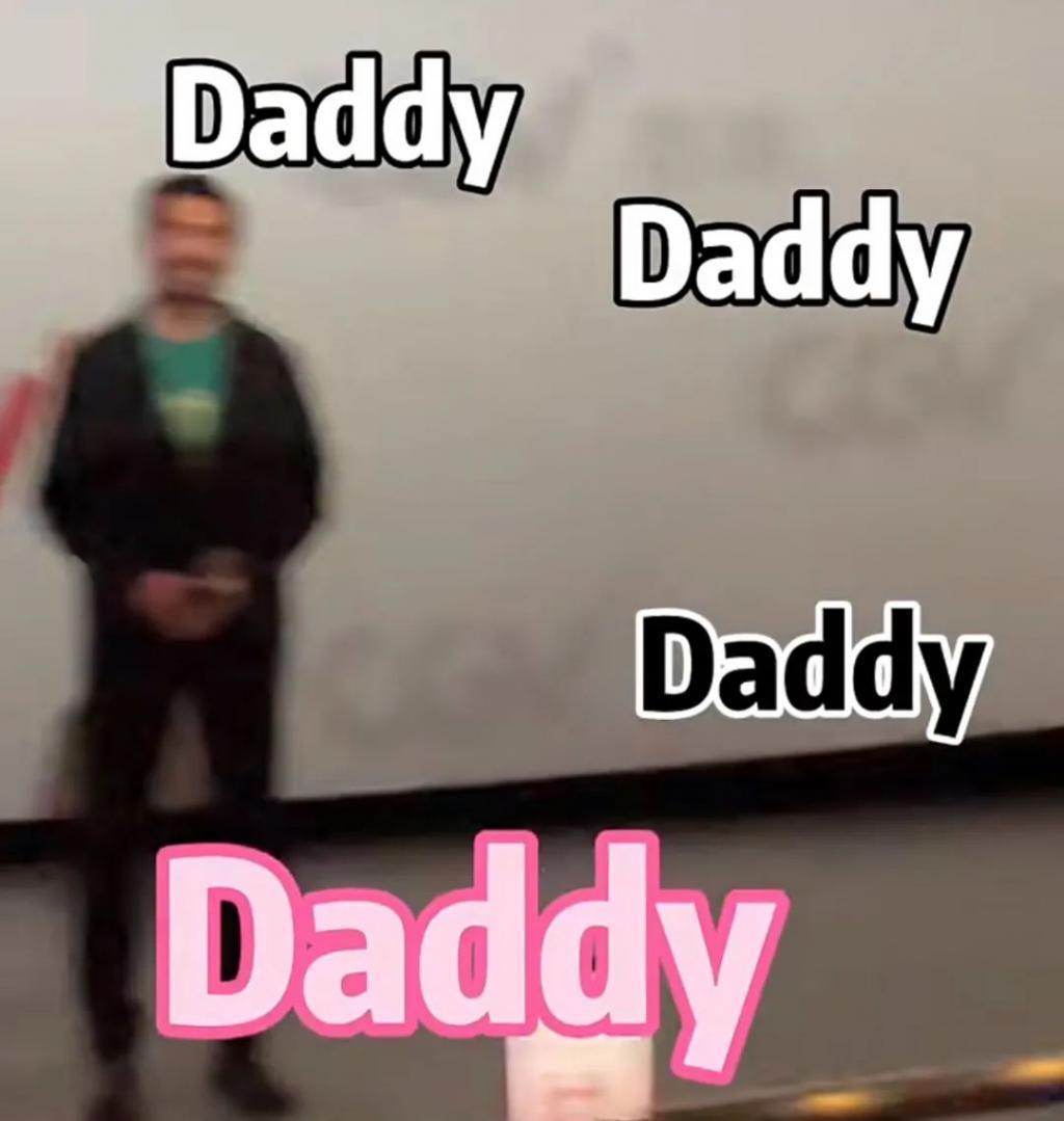 一把年纪，开始脱衣服？