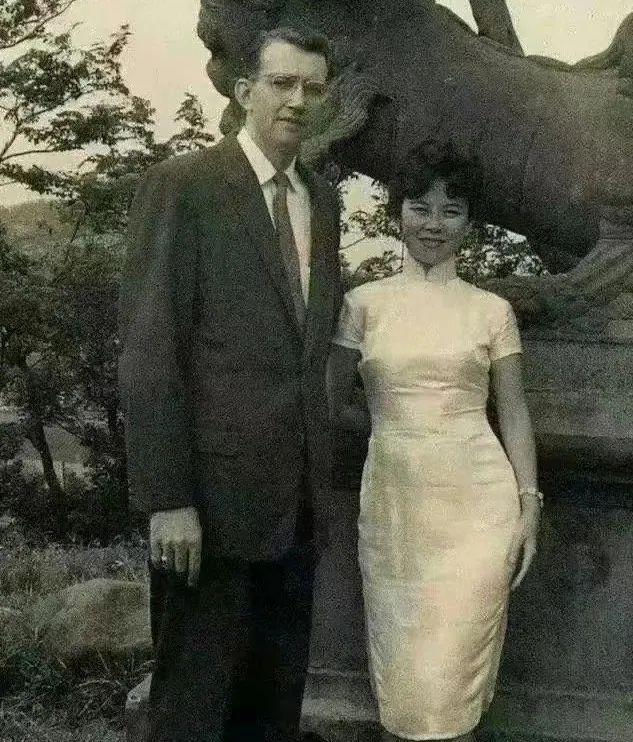 一把年纪，开始脱衣服？