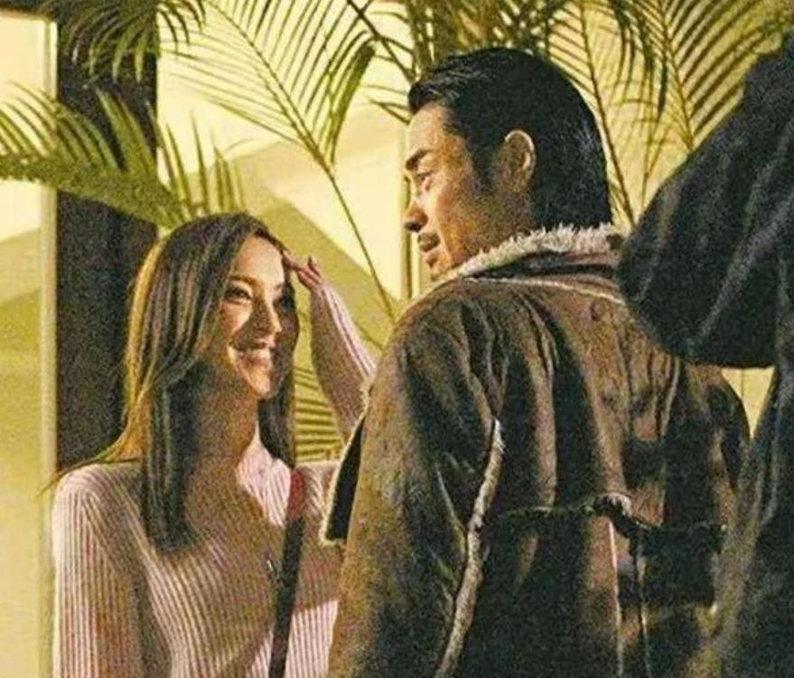 差22岁根本没影响？这对“父女恋”似乎越来越甜了……