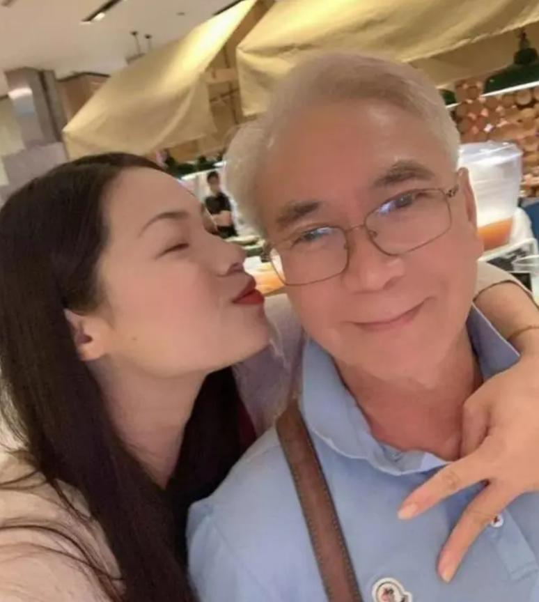 差22岁根本没影响？这对“父女恋”似乎越来越甜了……