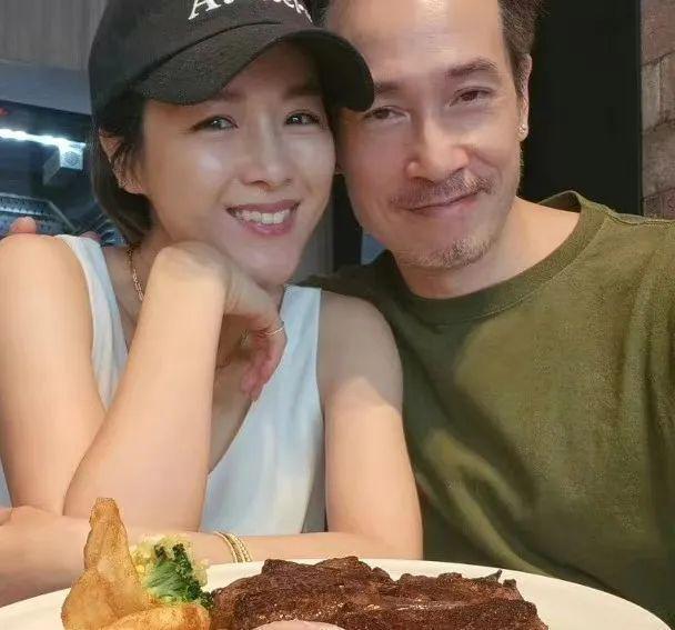 差22岁根本没影响？这对“父女恋”似乎越来越甜了……