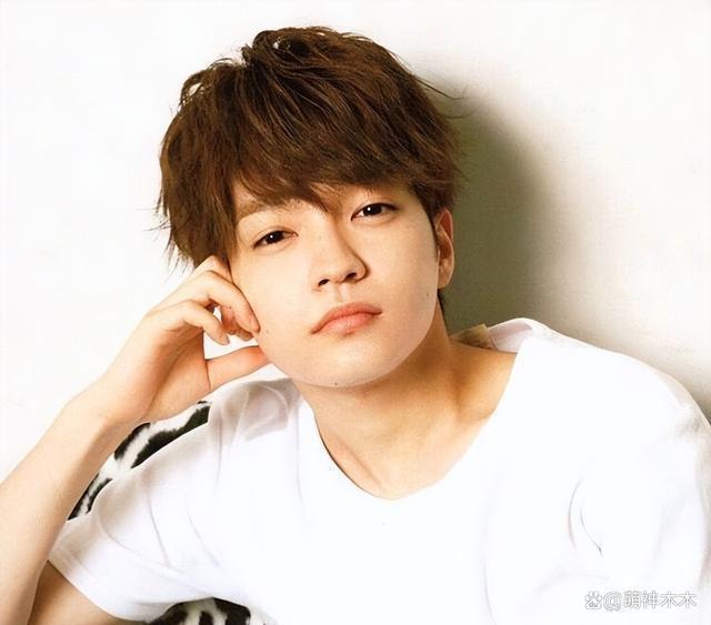 明星约会有多拼？穿女装，藏行李箱、上车躺平，一个比一个离谱