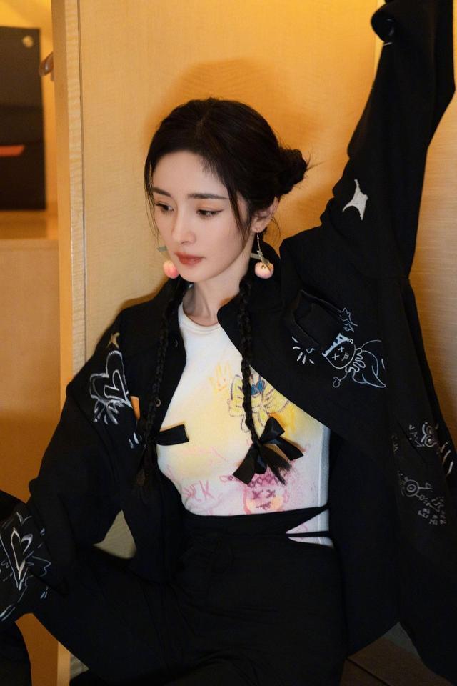 杨幂麻花辫造型俏皮可爱 白色涂鸦打底T恤童趣满满