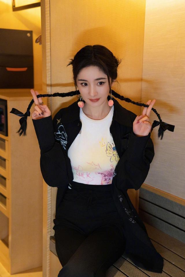 杨幂麻花辫造型俏皮可爱 白色涂鸦打底T恤童趣满满