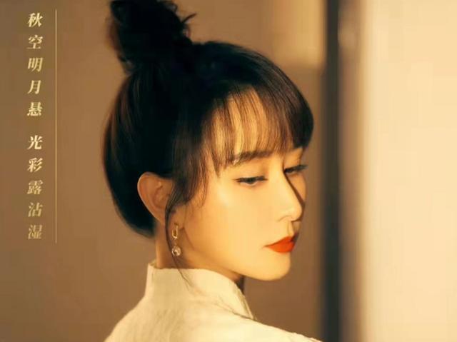女星胡静吃路边摊被偶遇，美到亮眼，坐小板凳没架子