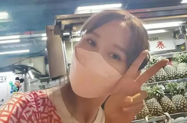 女星胡静吃路边摊被偶遇，美到亮眼，坐小板凳没架子