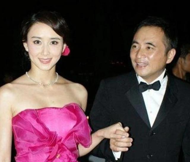 女星胡静吃路边摊被偶遇，美到亮眼，坐小板凳没架子