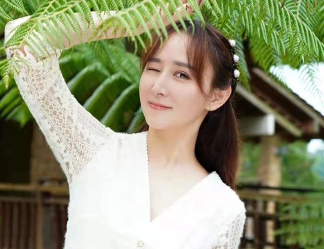 女星胡静吃路边摊被偶遇，美到亮眼，坐小板凳没架子