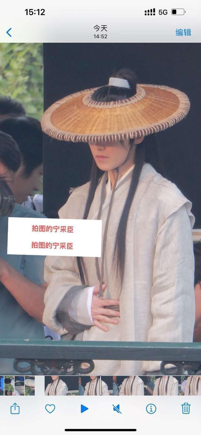 杨洋《凡人修仙传》斗笠造型路透 身形俊朗仙气飘飘
