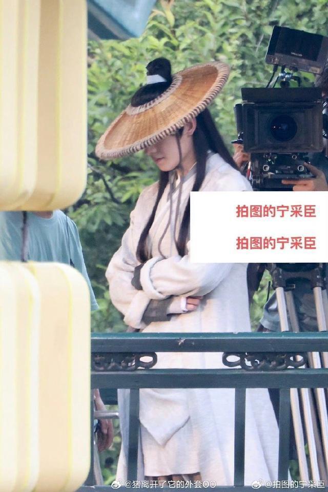 杨洋《凡人修仙传》斗笠造型路透 身形俊朗仙气飘飘