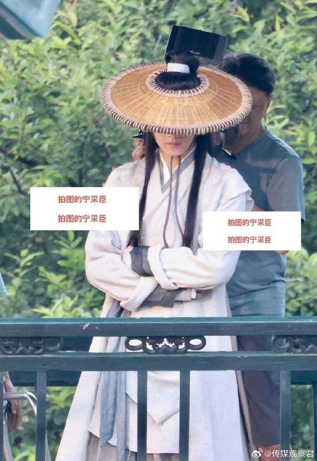 杨洋《凡人修仙传》斗笠造型路透 身形俊朗仙气飘飘