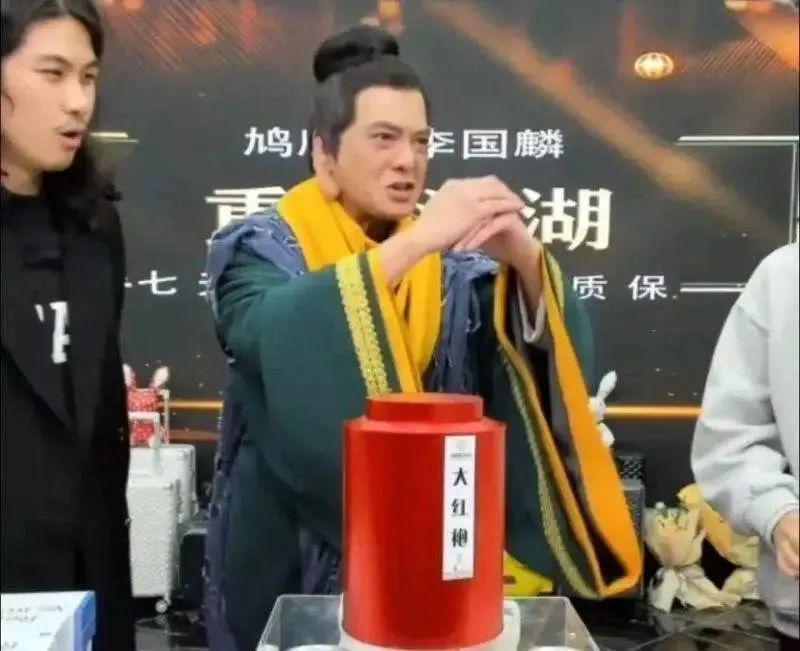 一年卖 24 亿，过气明星带货赚麻了