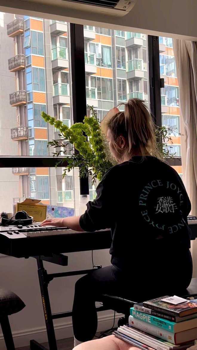 郑欣宜抑郁症停工4个月后暴瘦！久违现身展露笑颜