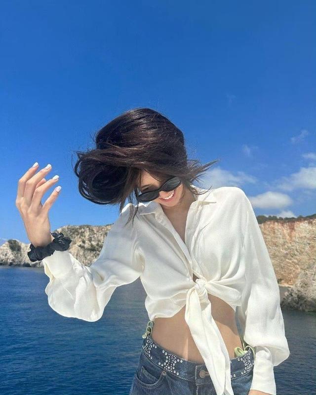 Lisa晒泳装背影照 穿比基尼海里畅游身材好辣