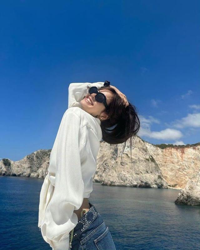 Lisa晒泳装背影照 穿比基尼海里畅游身材好辣