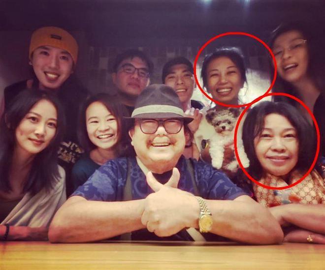 萧敬腾晒全家福，50岁林有慧与大16岁婆婆长得像