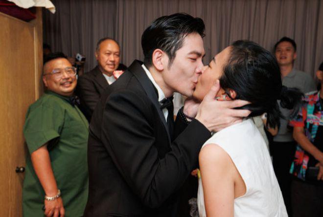 萧敬腾晒全家福，50岁林有慧与大16岁婆婆长得像