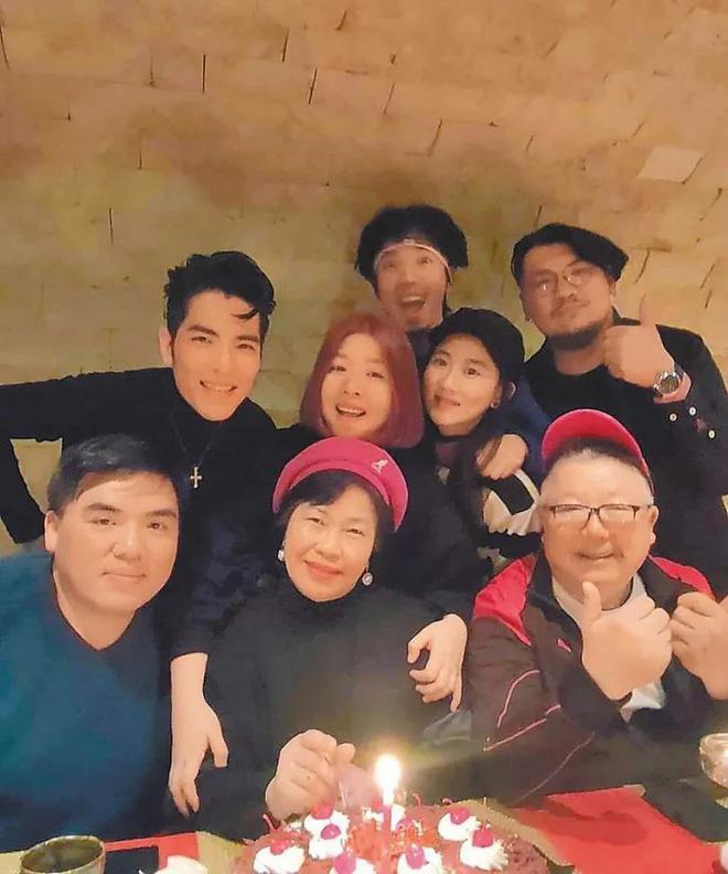萧敬腾晒全家福，50岁林有慧与大16岁婆婆长得像