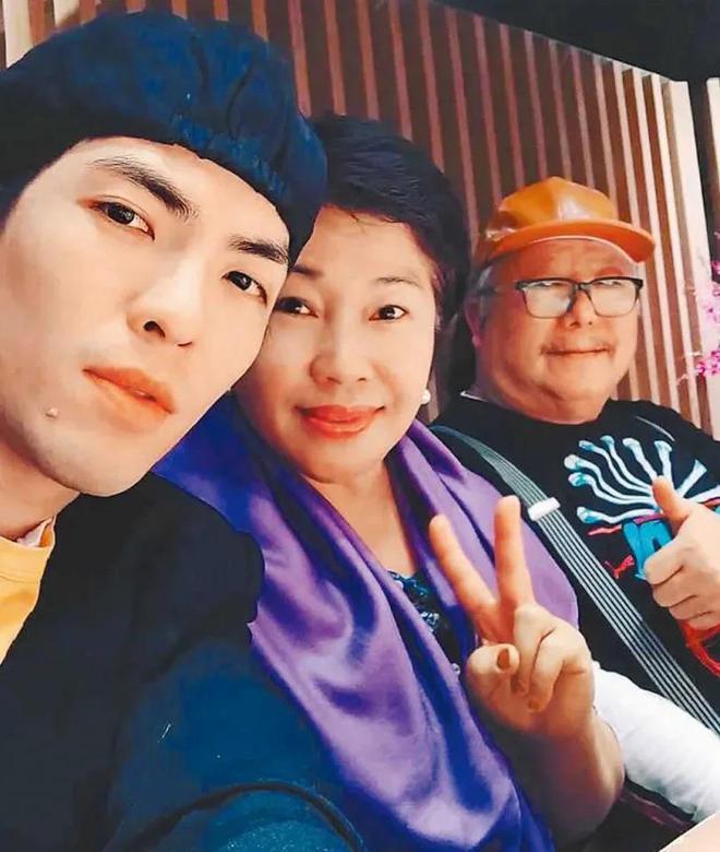 萧敬腾晒全家福，50岁林有慧与大16岁婆婆长得像