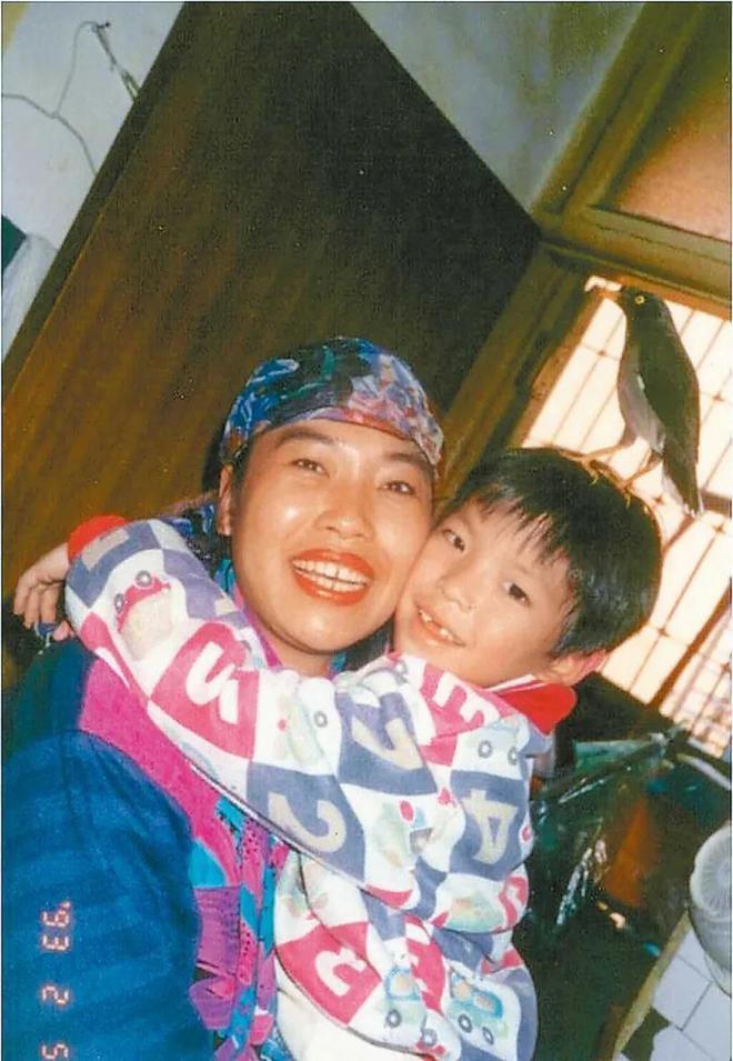 萧敬腾晒全家福，50岁林有慧与大16岁婆婆长得像