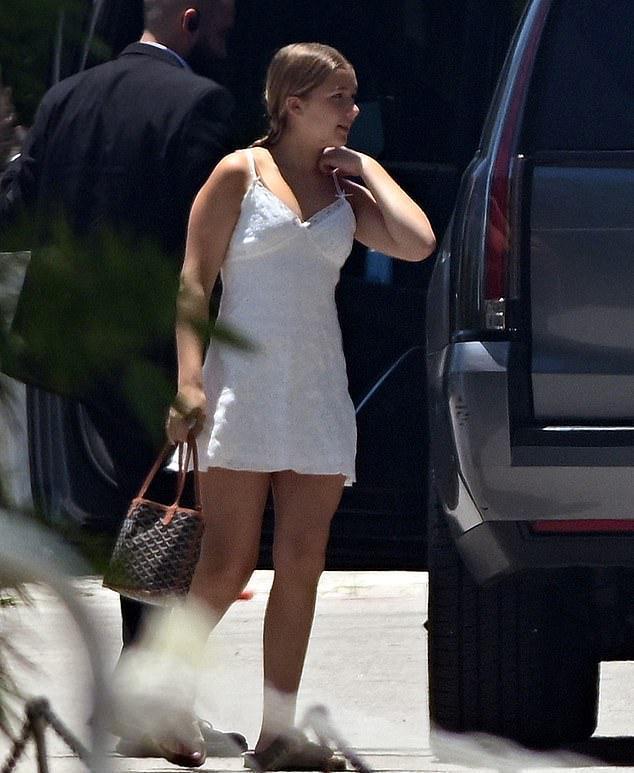 贝克汉姆一家出游，12岁小七发育过猛穿吊带短裙