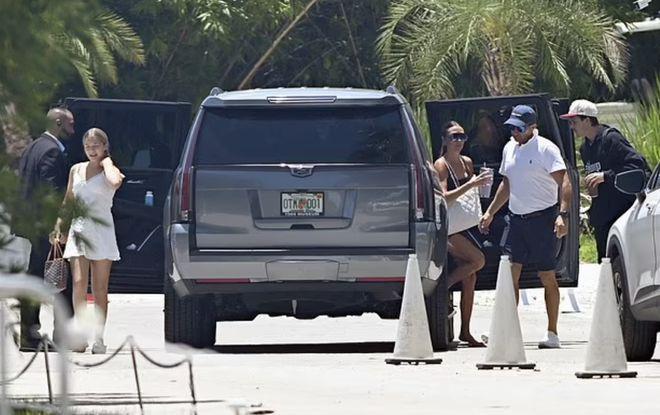 贝克汉姆一家出游，12岁小七发育过猛穿吊带短裙