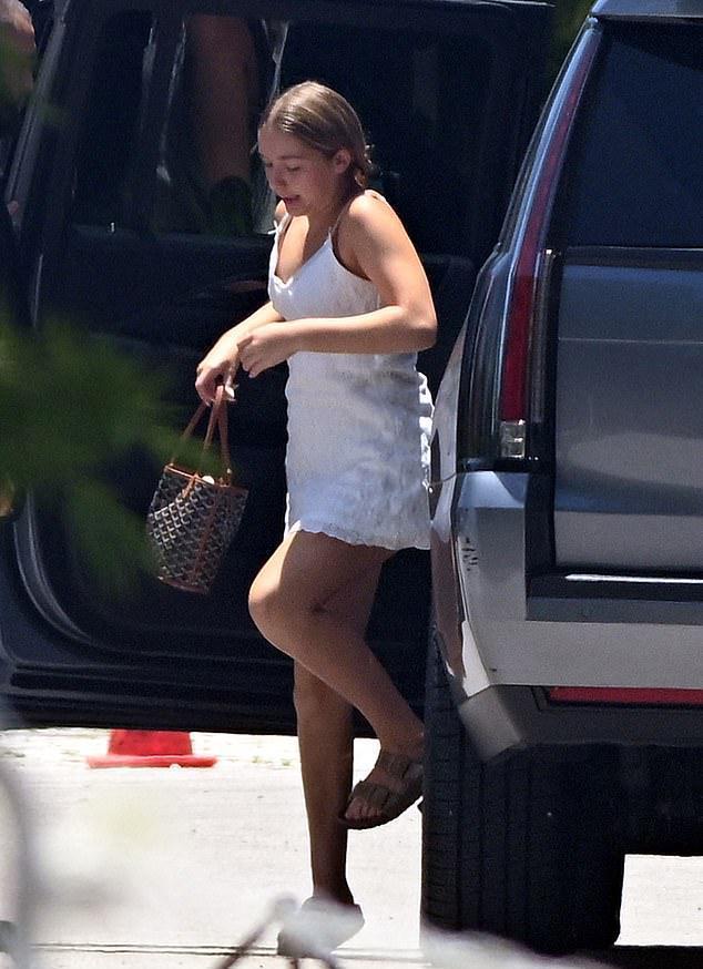 贝克汉姆一家出游，12岁小七发育过猛穿吊带短裙