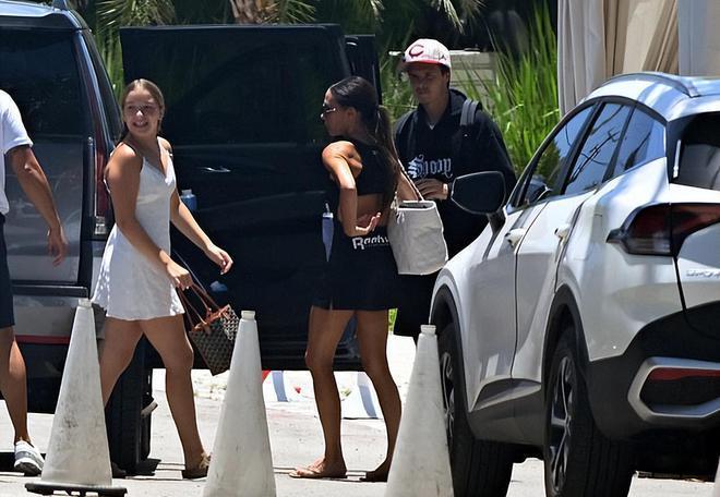 贝克汉姆一家出游，12岁小七发育过猛穿吊带短裙