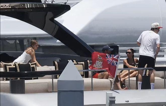 贝克汉姆一家出游，12岁小七发育过猛穿吊带短裙