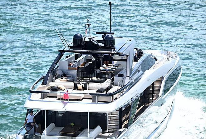 贝克汉姆一家出游，12岁小七发育过猛穿吊带短裙