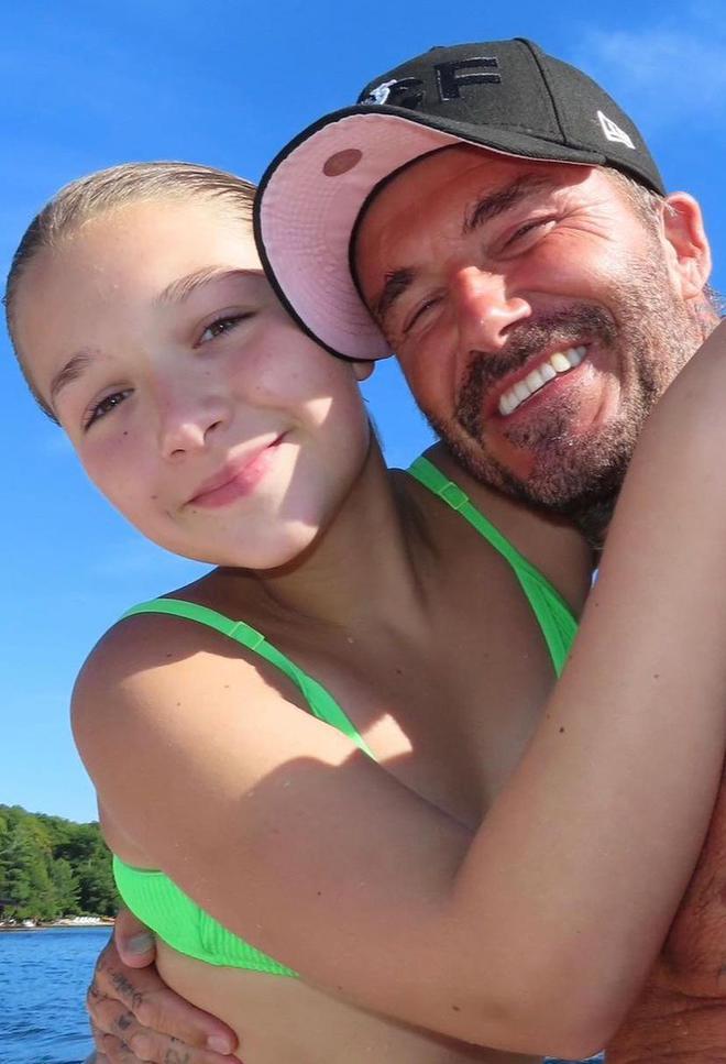 贝克汉姆一家出游，12岁小七发育过猛穿吊带短裙