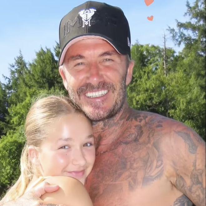 贝克汉姆一家出游，12岁小七发育过猛穿吊带短裙