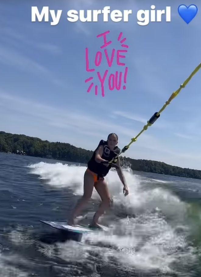 贝克汉姆一家出游，12岁小七发育过猛穿吊带短裙