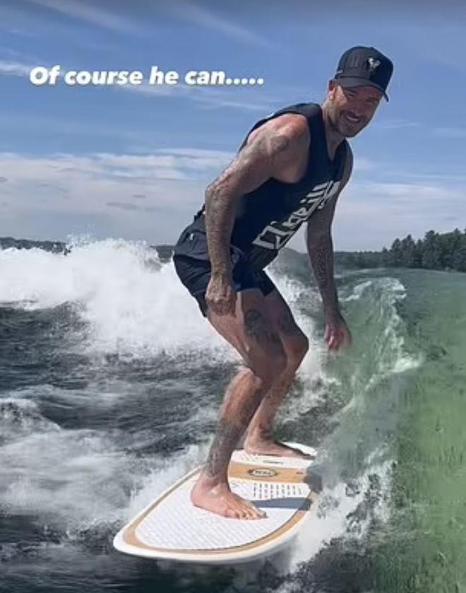 贝克汉姆一家出游，12岁小七发育过猛穿吊带短裙