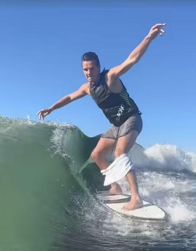 贝克汉姆一家出游，12岁小七发育过猛穿吊带短裙