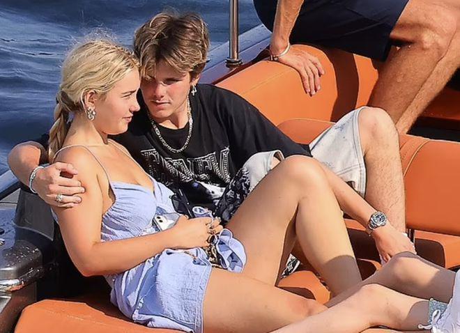 贝克汉姆一家出游，12岁小七发育过猛穿吊带短裙