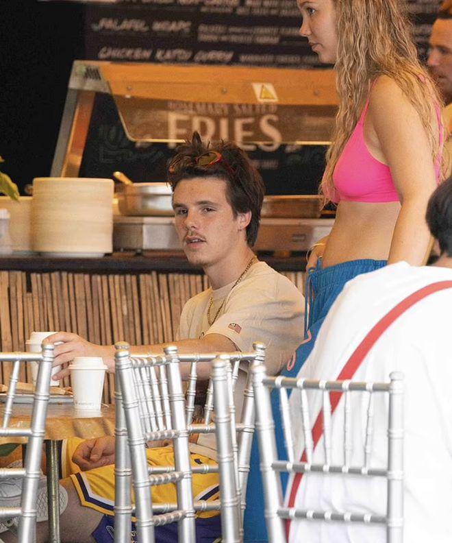 贝克汉姆一家出游，12岁小七发育过猛穿吊带短裙