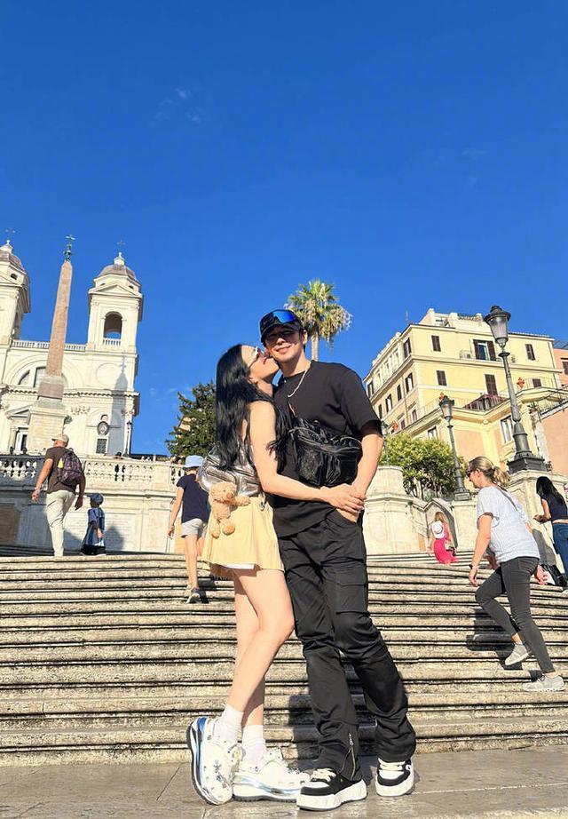 钟丽缇夫妇发联合律师声明 晒全家游照辟谣离婚