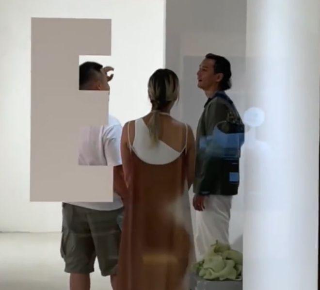 49岁吴彦祖与妻子Lisa闲谈好惬意 两人观展状态佳