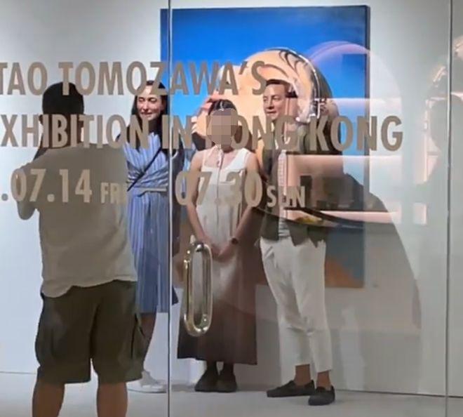 49岁吴彦祖与妻子Lisa闲谈好惬意 两人观展状态佳