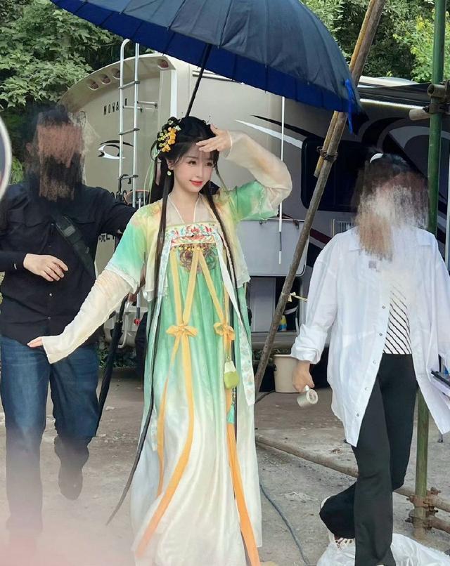 虞书欣青绿色古装造型释出 头扎双丸子青春可爱